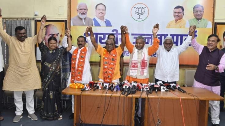 BJP के मंच पर मौजूद सातों नेता #IMPORTED, कहां गये PURE भाजपाई ?